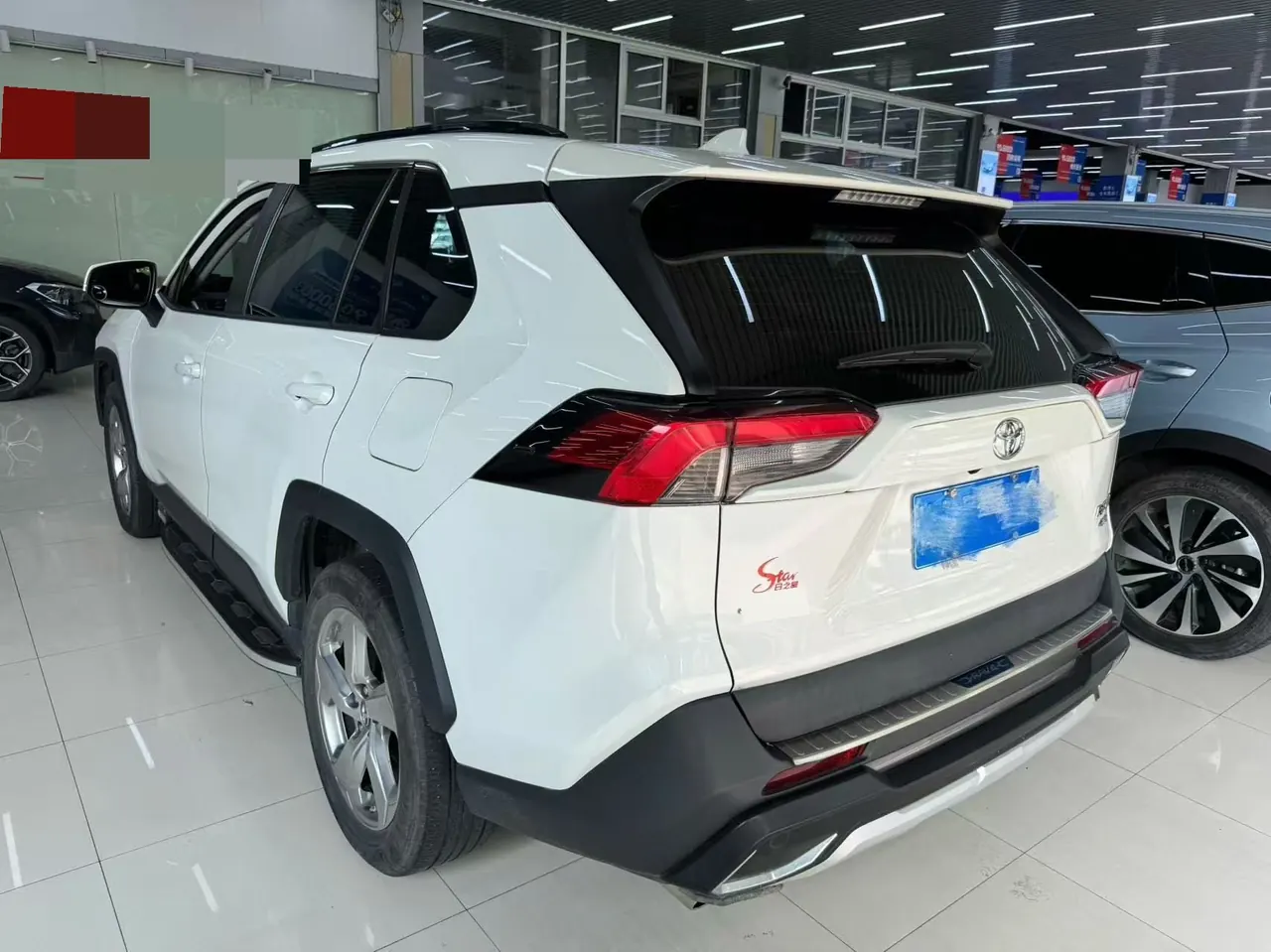 Toyota 2020 RAV4 Rongfeng 2.0 Stepless Four-wheel Drive Fashion Edition PLUS Automatic Gear 5