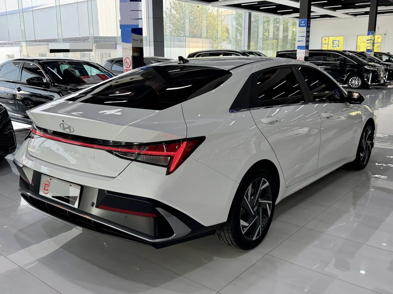 Hyundai 2023 Elantra -3-compartment 1.5 stepless LUX premium automatic gear 10
