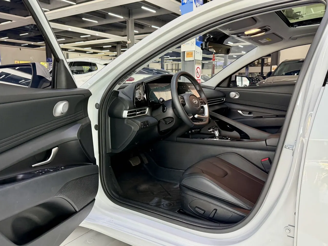 Hyundai 2023 Elantra -3-compartment 1.5 stepless LUX premium automatic gear 4