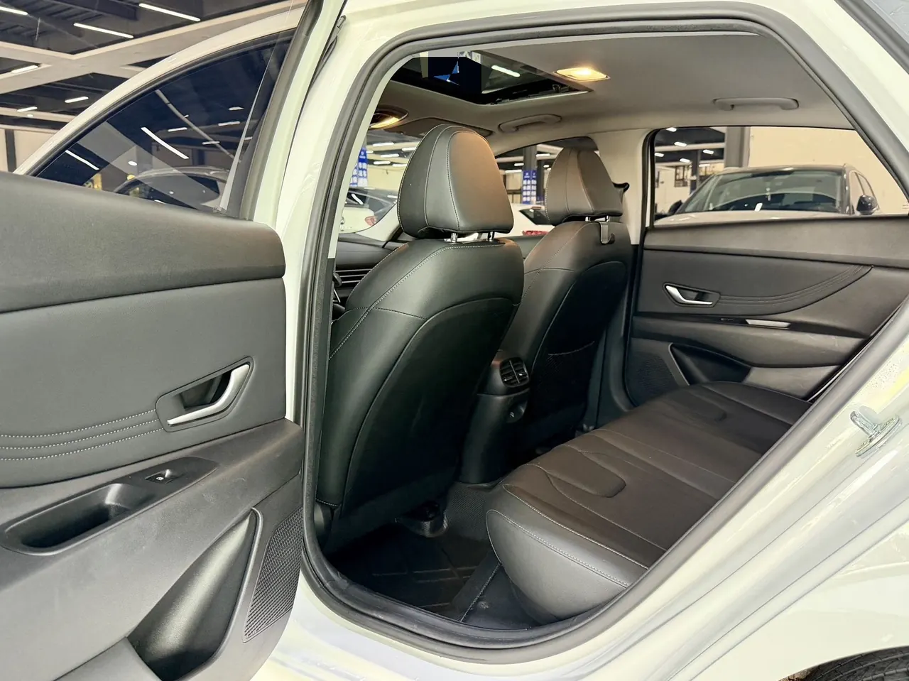 Hyundai 2023 Elantra -3-compartment 1.5 stepless LUX premium automatic gear 5