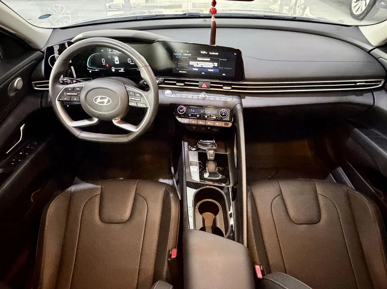 Hyundai 2023 Elantra -3-compartment 1.5 stepless LUX premium automatic gear 6