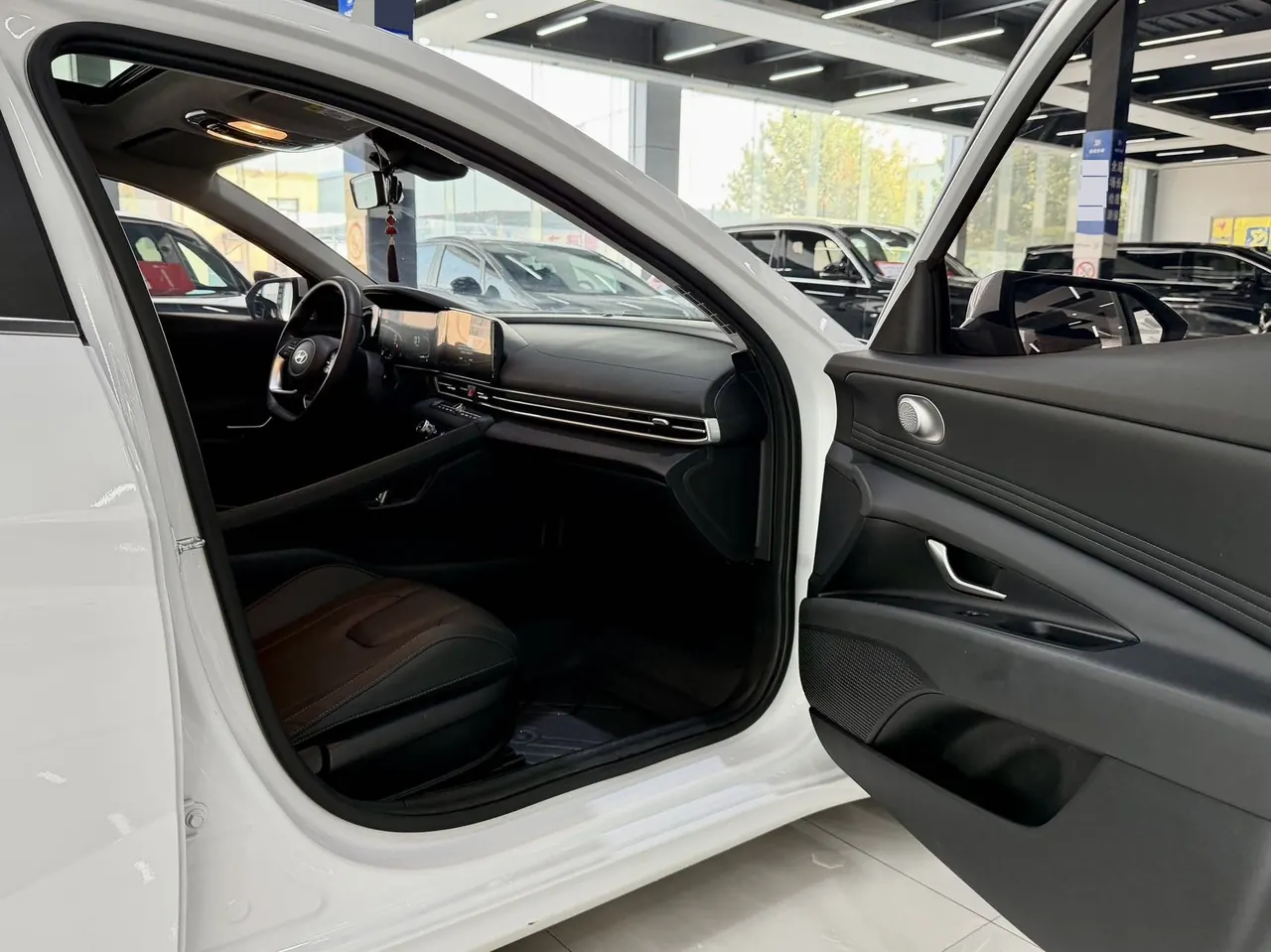 Hyundai 2023 Elantra -3-compartment 1.5 stepless LUX premium automatic gear 7