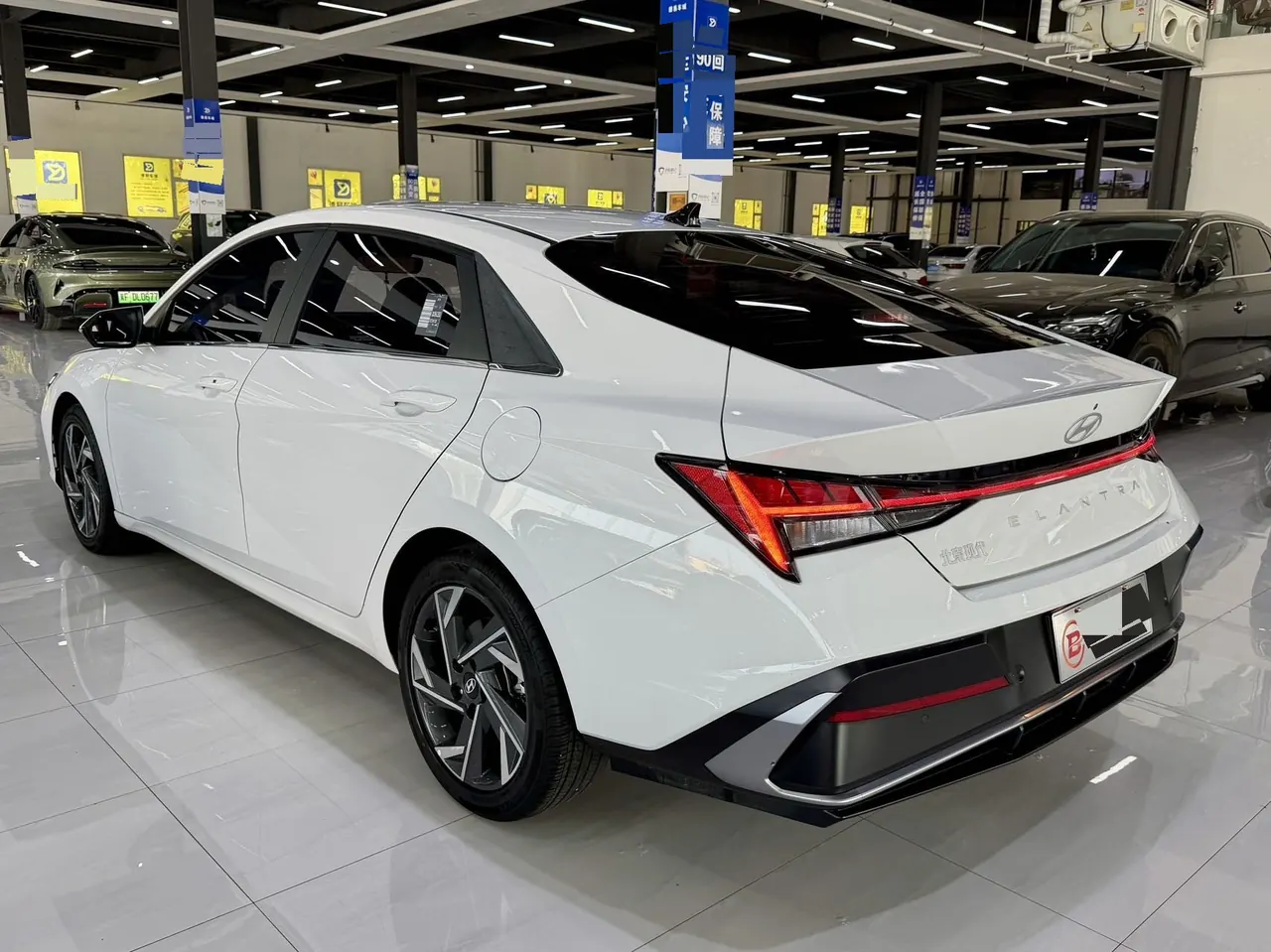Hyundai 2023 Elantra -3-compartment 1.5 stepless LUX premium automatic gear 8