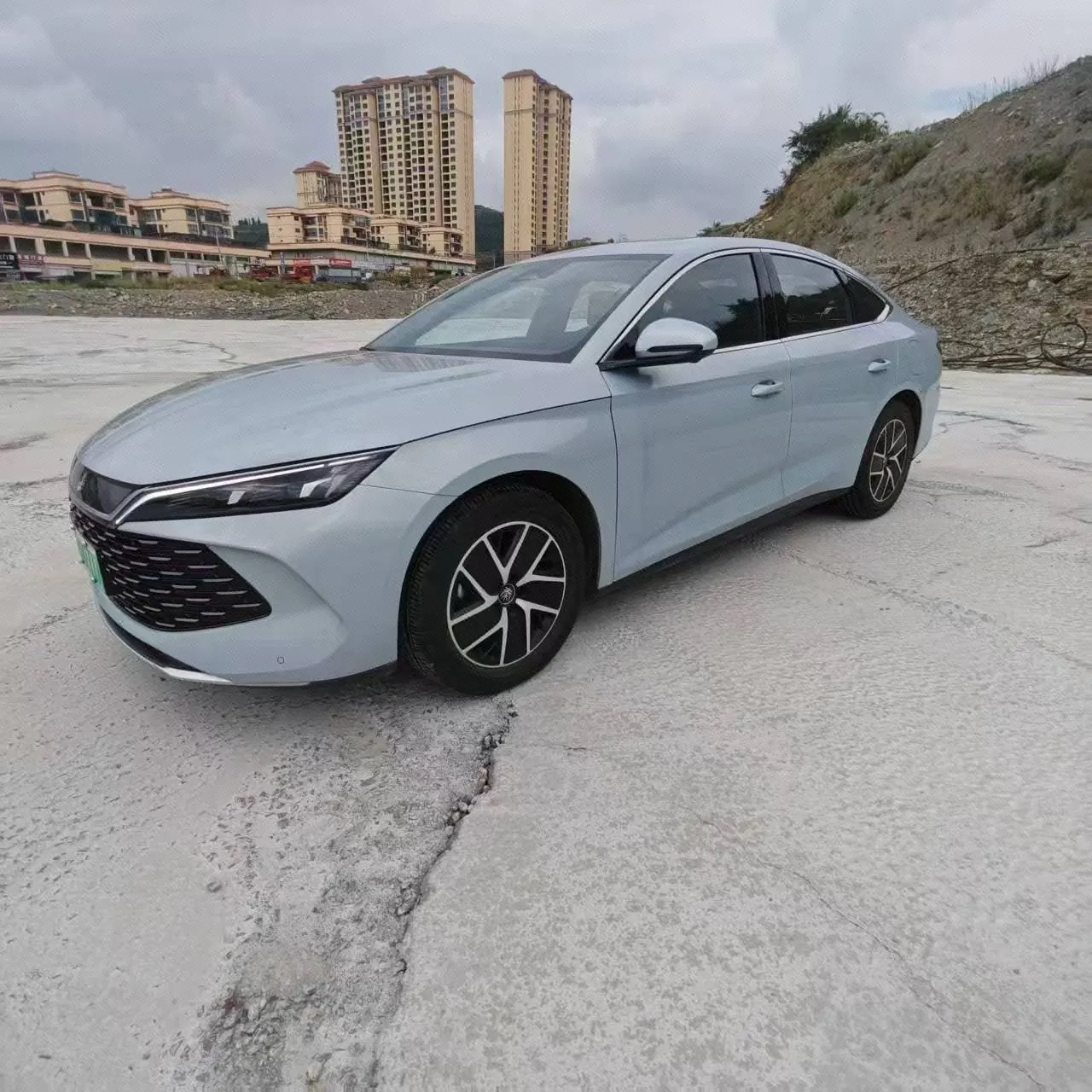 打开图片灯箱:BYD 2023 Qin PLUS DM-i 1.5 stepless champion version excellent 120KM automatic gear