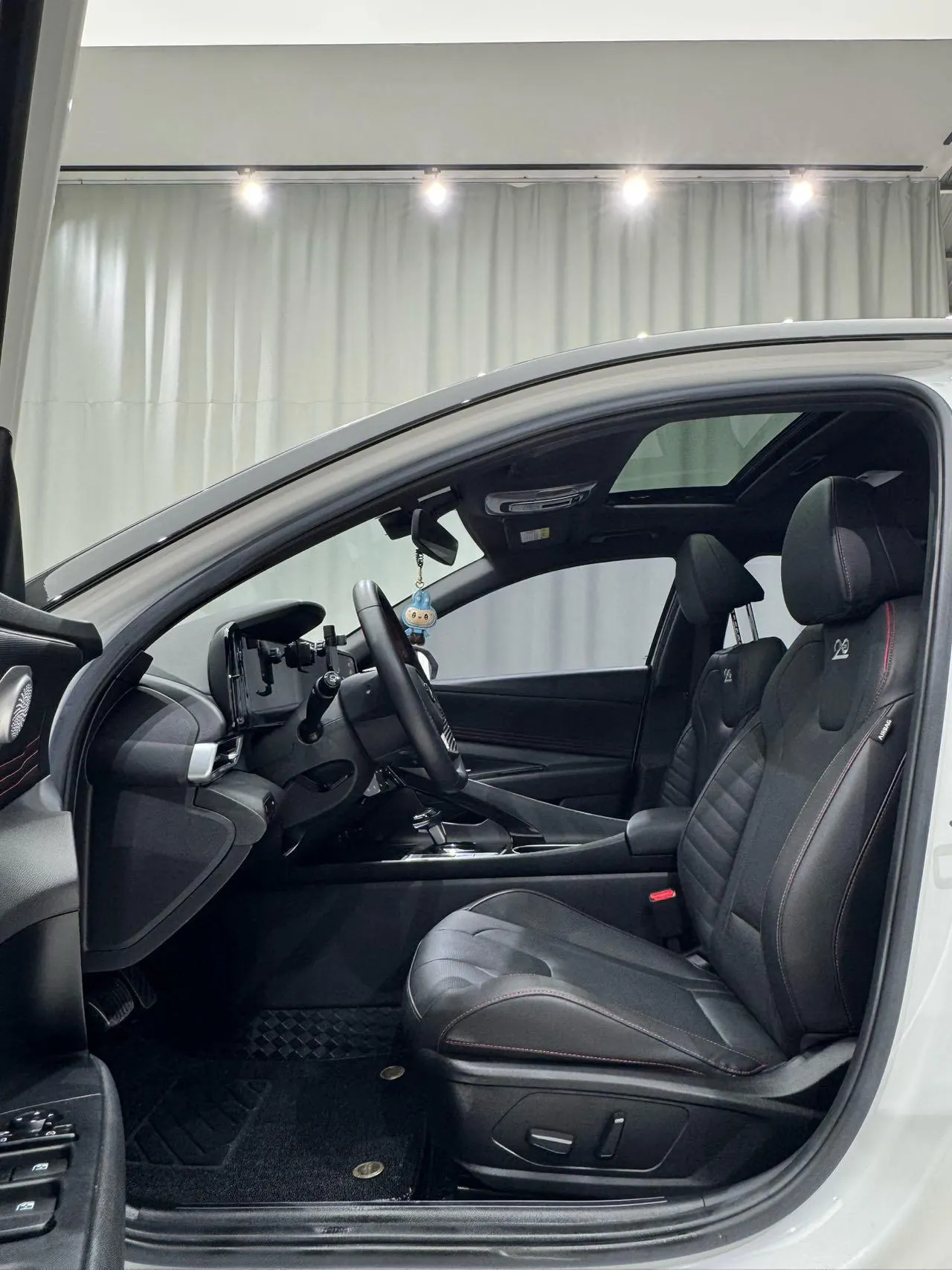 Hyundai 2023 Elantra -3-compartment 1.5 stepless LUX premium automatic gear 6