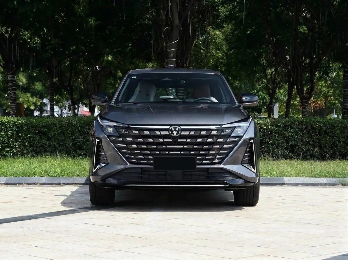 ChangAn 2025 UNI-Z 1.5T Luxury Automatic 2