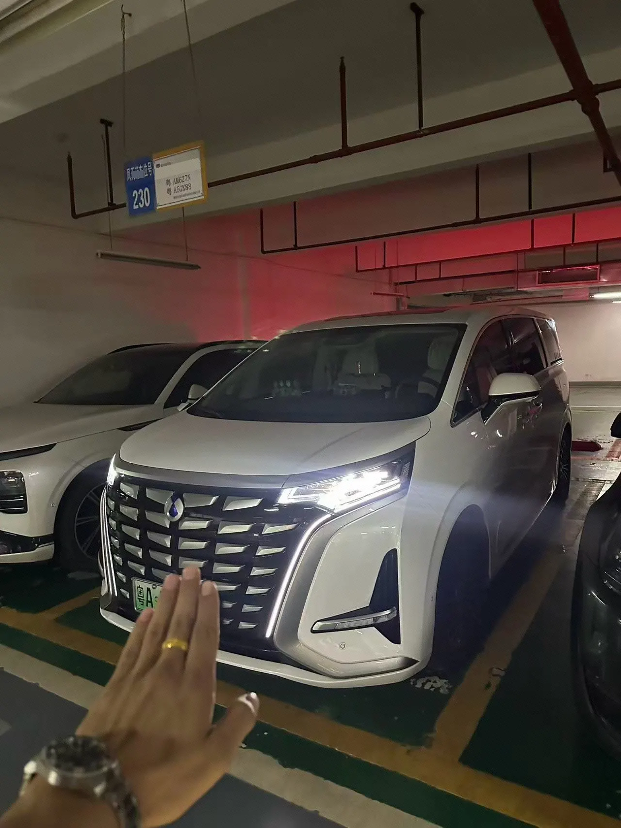 Open image lightbox: Denza 2022 Denza D9 DM-i 1.5T stepless 970 four-wheel drive flagship automatic gear