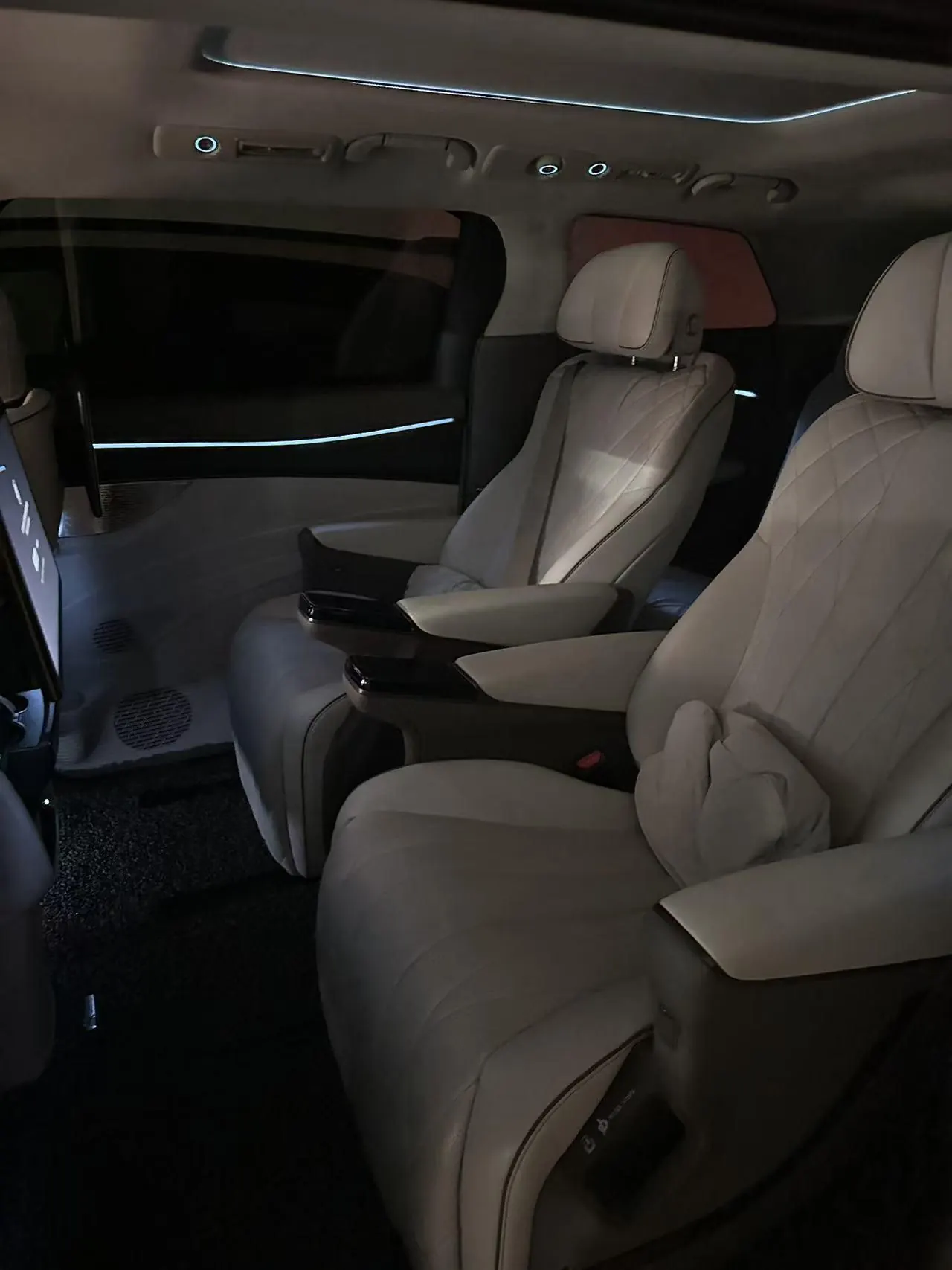 Denza 2022 Denza D9 DM-i 1.5T stepless 970 four-wheel drive flagship automatic gear 3