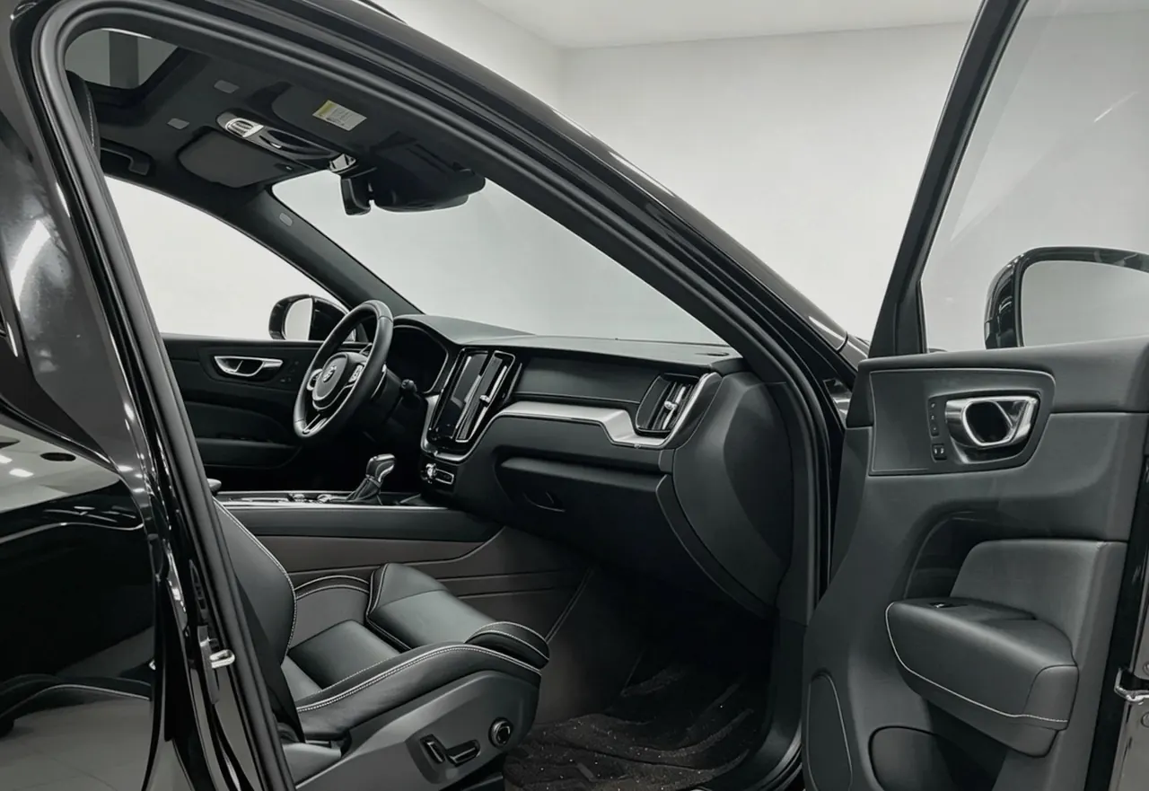 Volvo 2020 XC60 2.0T T5 4-wheel drive Zhiyuan Sports Edition Automatic Gear 6