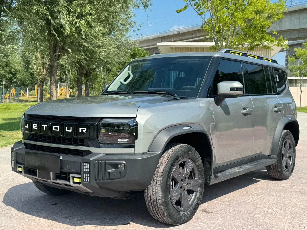Open image lightbox: Jetour 2023 Travelers 1.5T Two-Drive Discovery PRO Automatic Gear