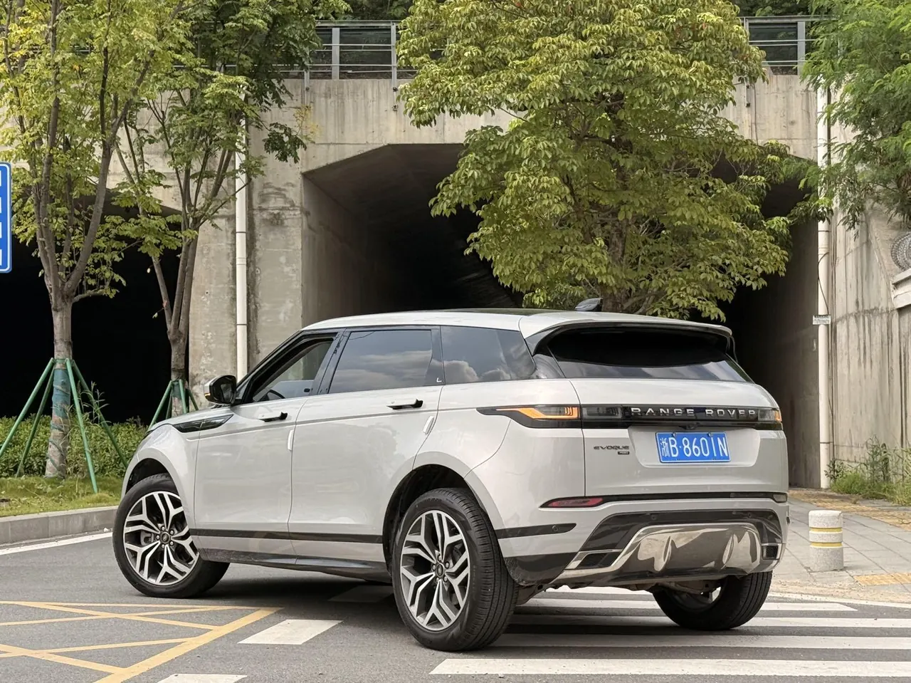 Land Rover 2023 Range Rover Aurora L 48V 2.0T 249PS Deluxe Automatic Gear 8