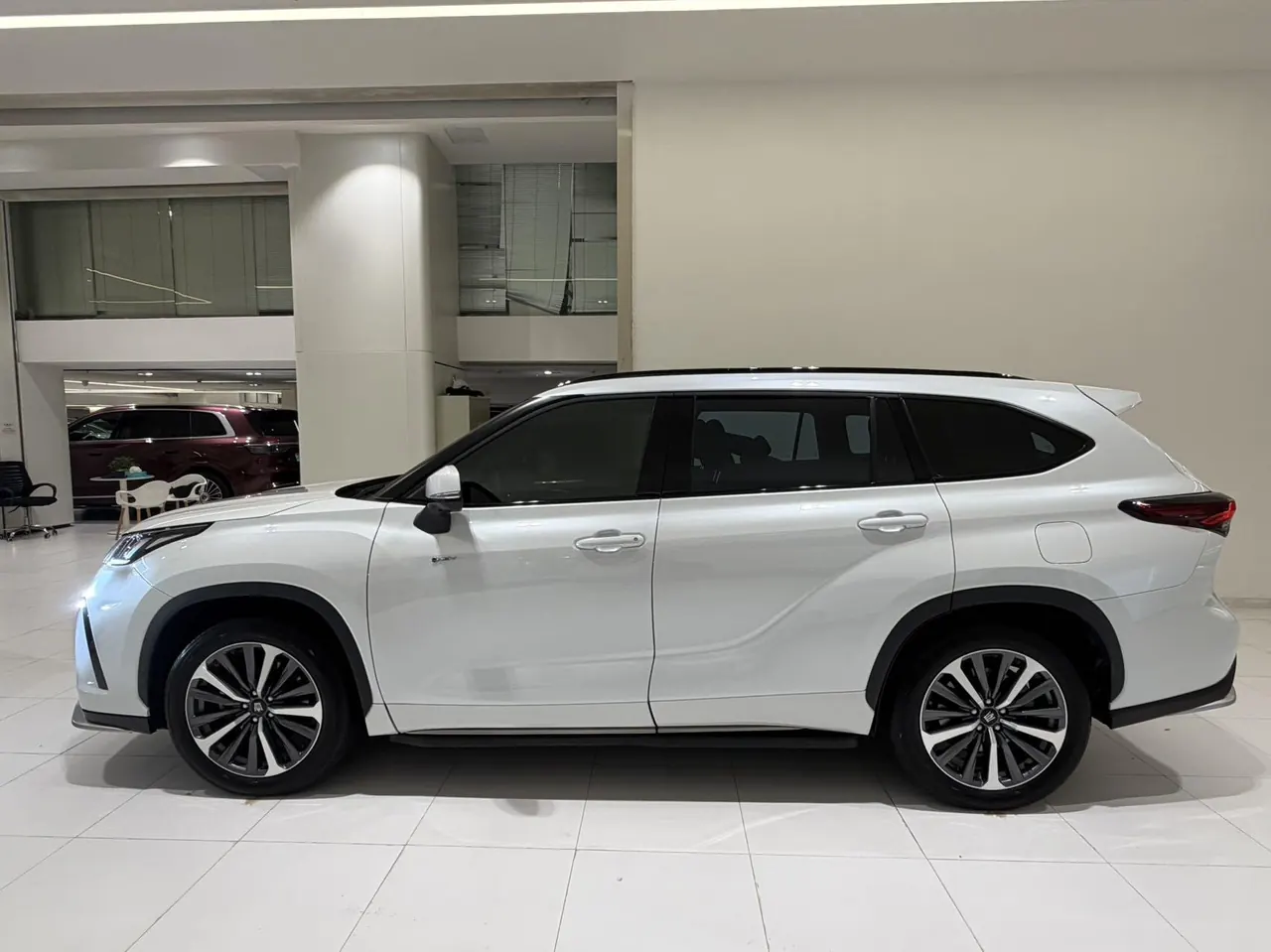 Toyota 2024 Crown Land Release HEV 2.5 Stepless Four-wheel Drive Deluxe Edition Automatic Gear 2