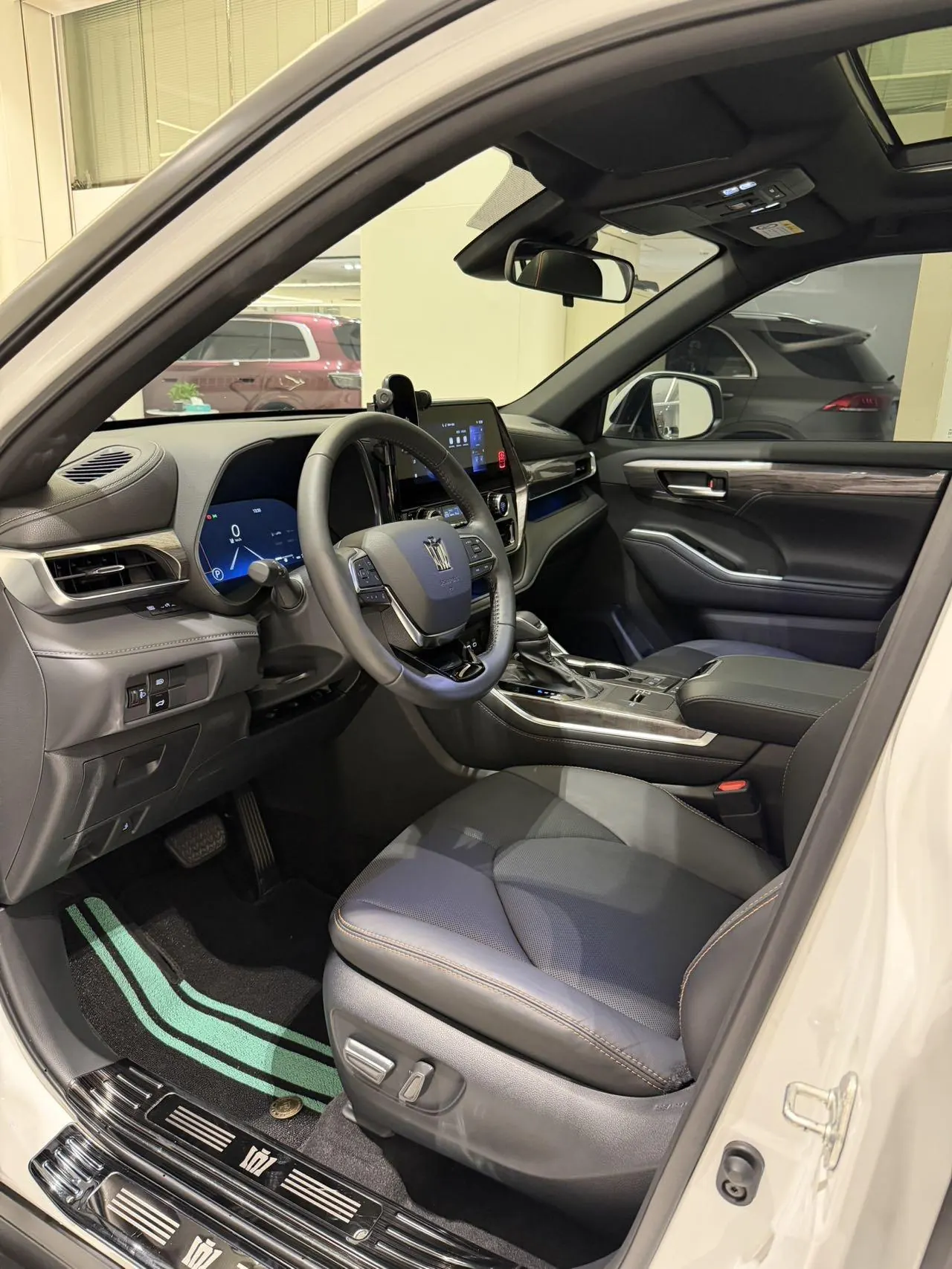 Toyota 2024 Crown Land Release HEV 2.5 Stepless Four-wheel Drive Deluxe Edition Automatic Gear 4