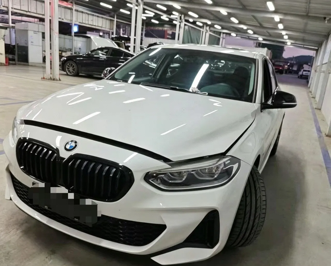 打开图片灯箱:BMW 1 Series 2021 125i 2.0T M Sports Obsidian Night Edition Automatic Gear
