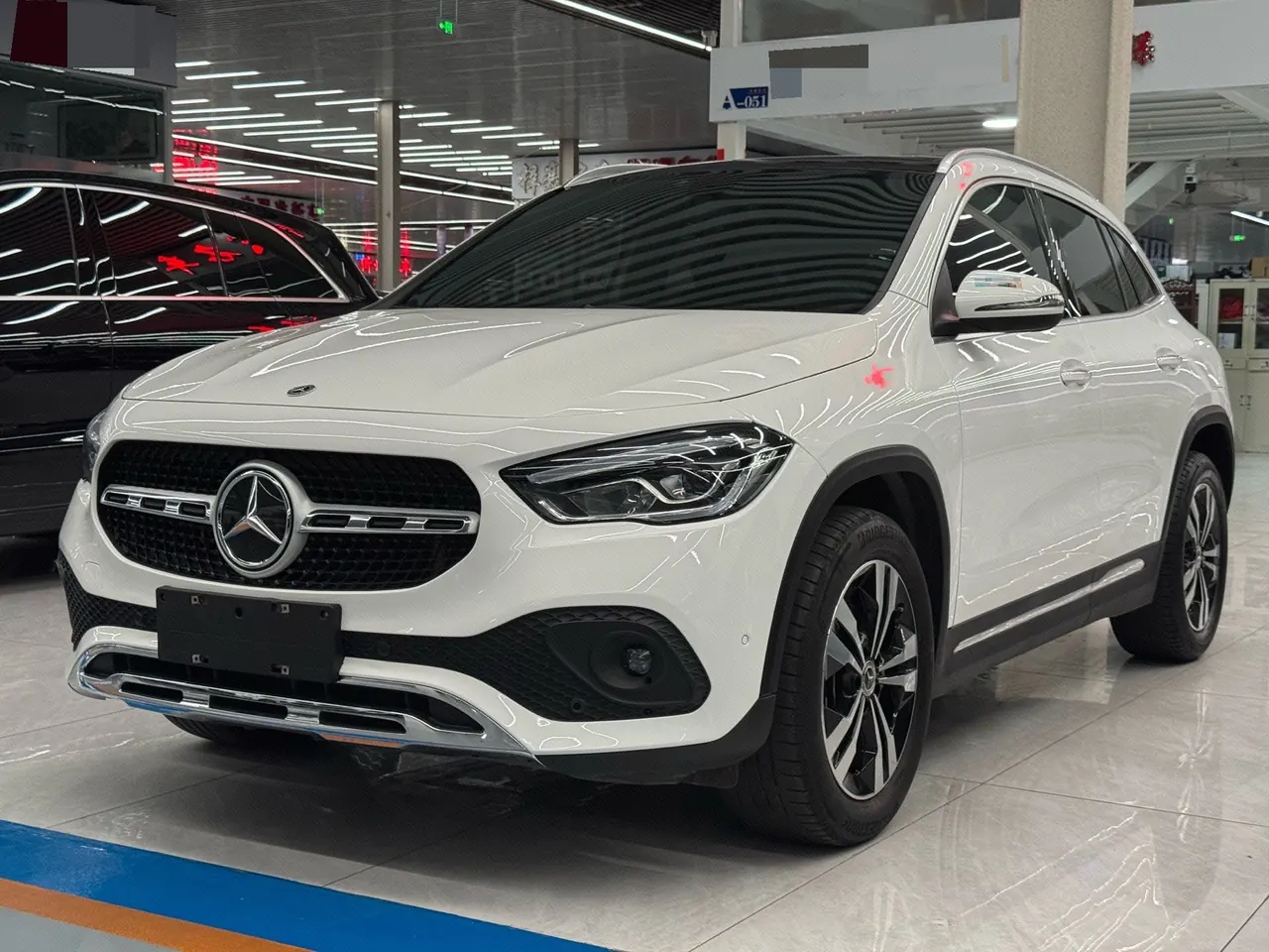 Открыть галерею: Mercedes Benz 2020 GLA 200 1.3T automatic gear