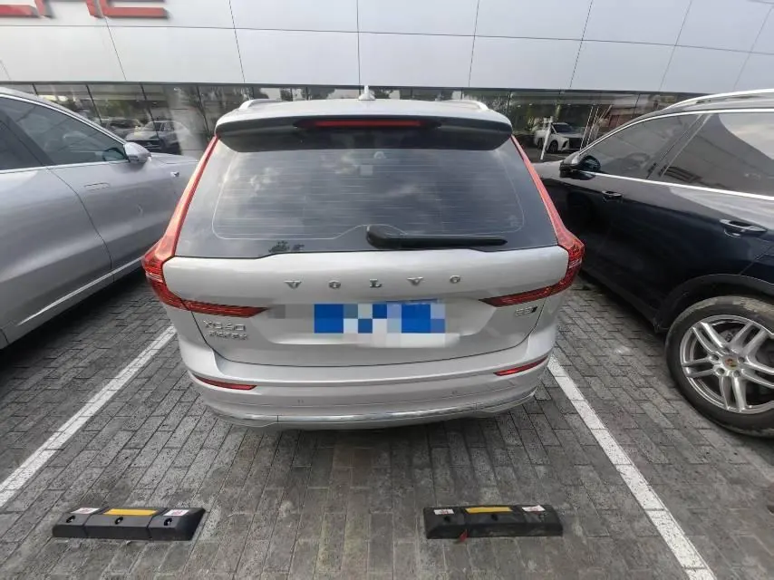Volvo 2023 XC60 48V 2.0T B5 4-wheel drive Zhiyuan Deluxe Edition Automatic Gear 5