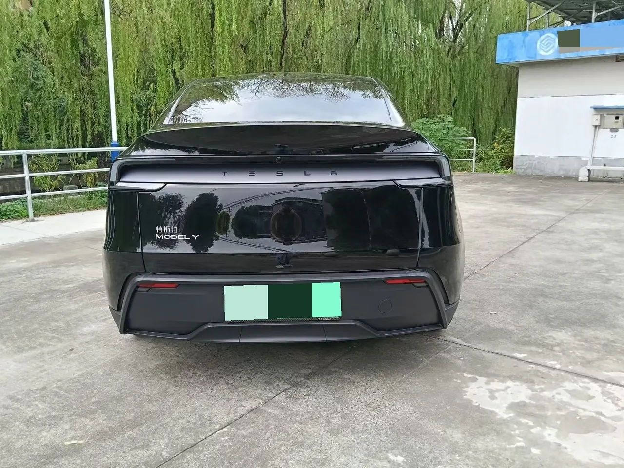 Tesla 2026 Model Y Rear-Wheel-Drive Automatic 2