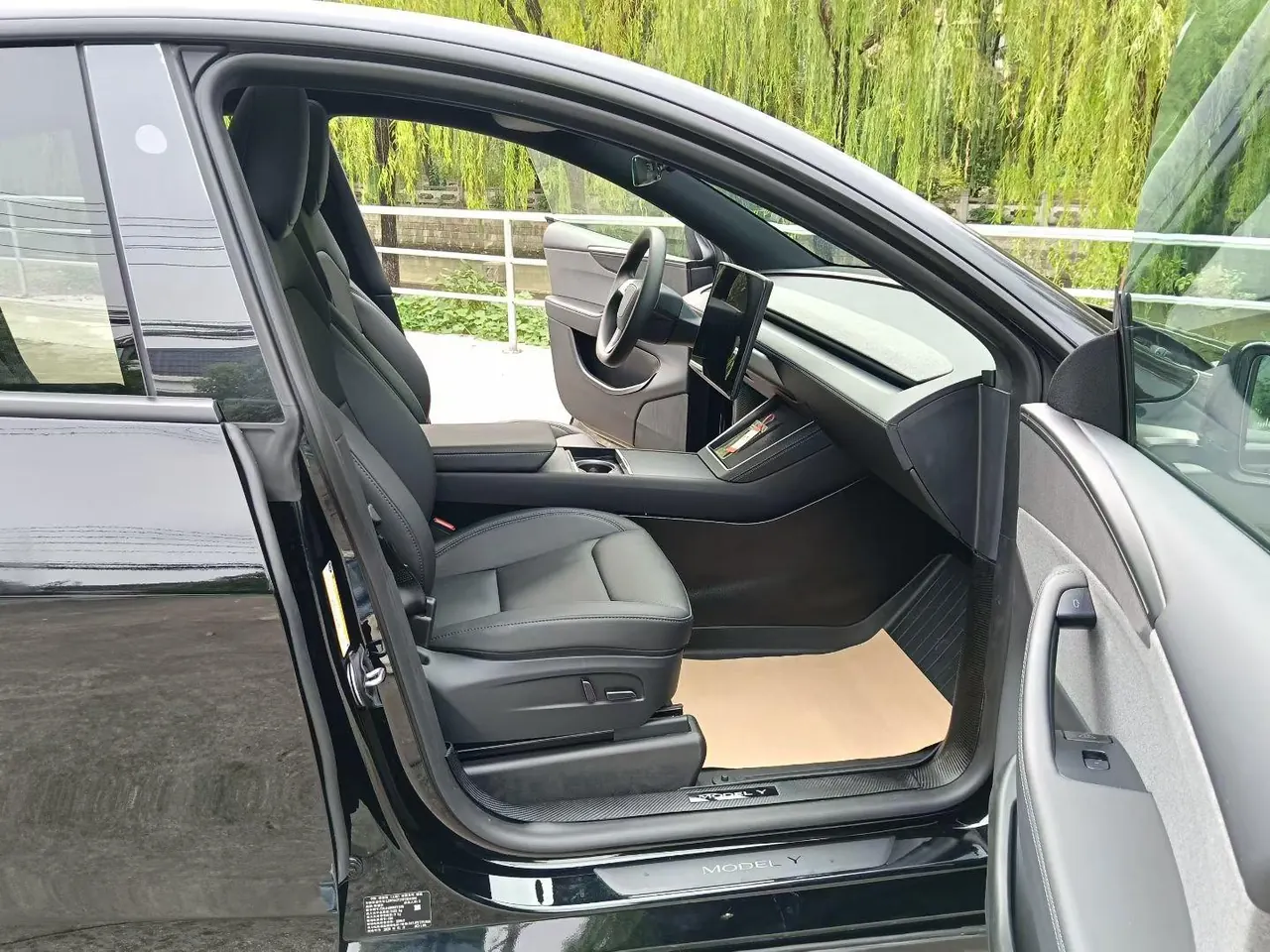 Tesla 2026 Model Y Rear-Wheel-Drive Automatic 5