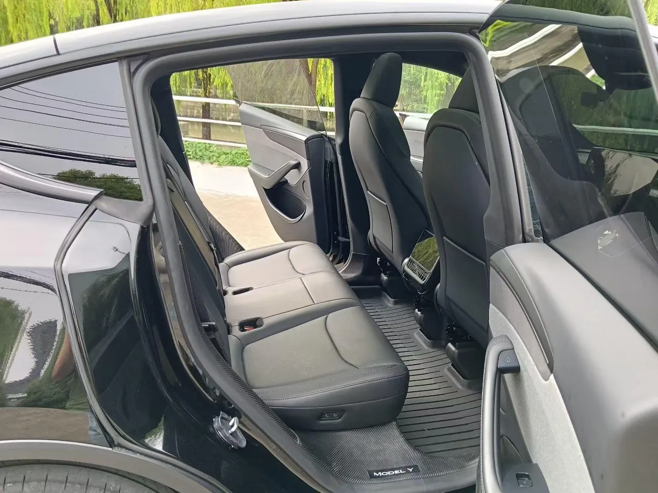 Tesla 2026 Model Y Rear-Wheel-Drive Automatic 6