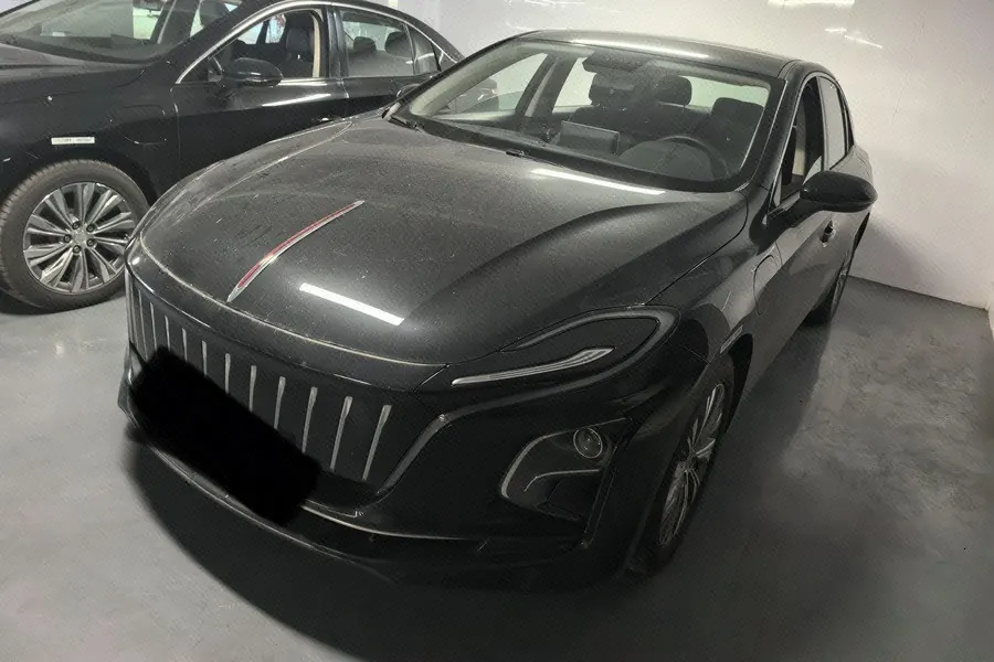Открыть галерею: HongQi 2024 E-QM 5 500km Travel Edition Automatic Gear