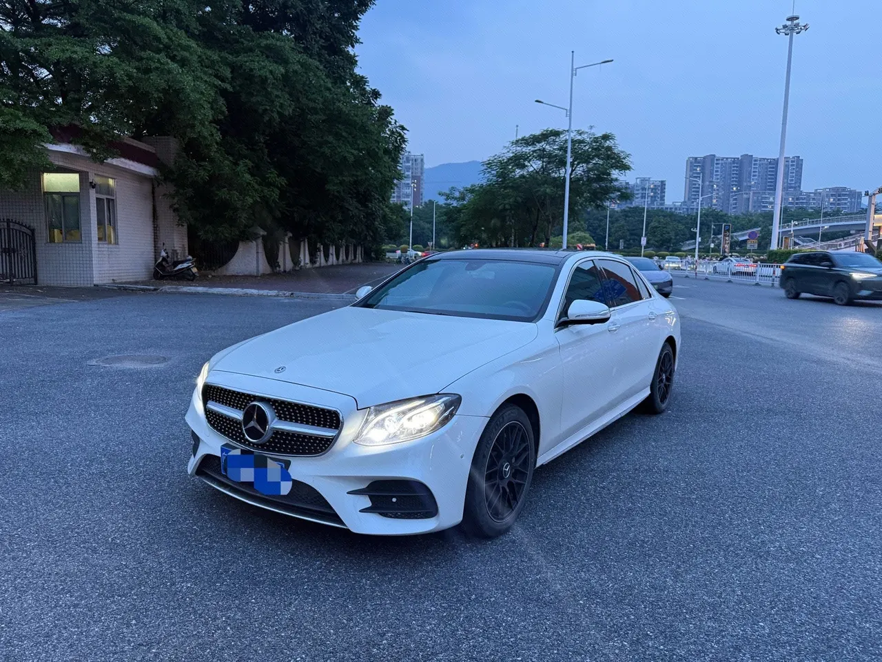 Открыть галерею: Mercedes Benz E Class 2020 E 300 L 2.0T Sports Luxury Automatic Gear