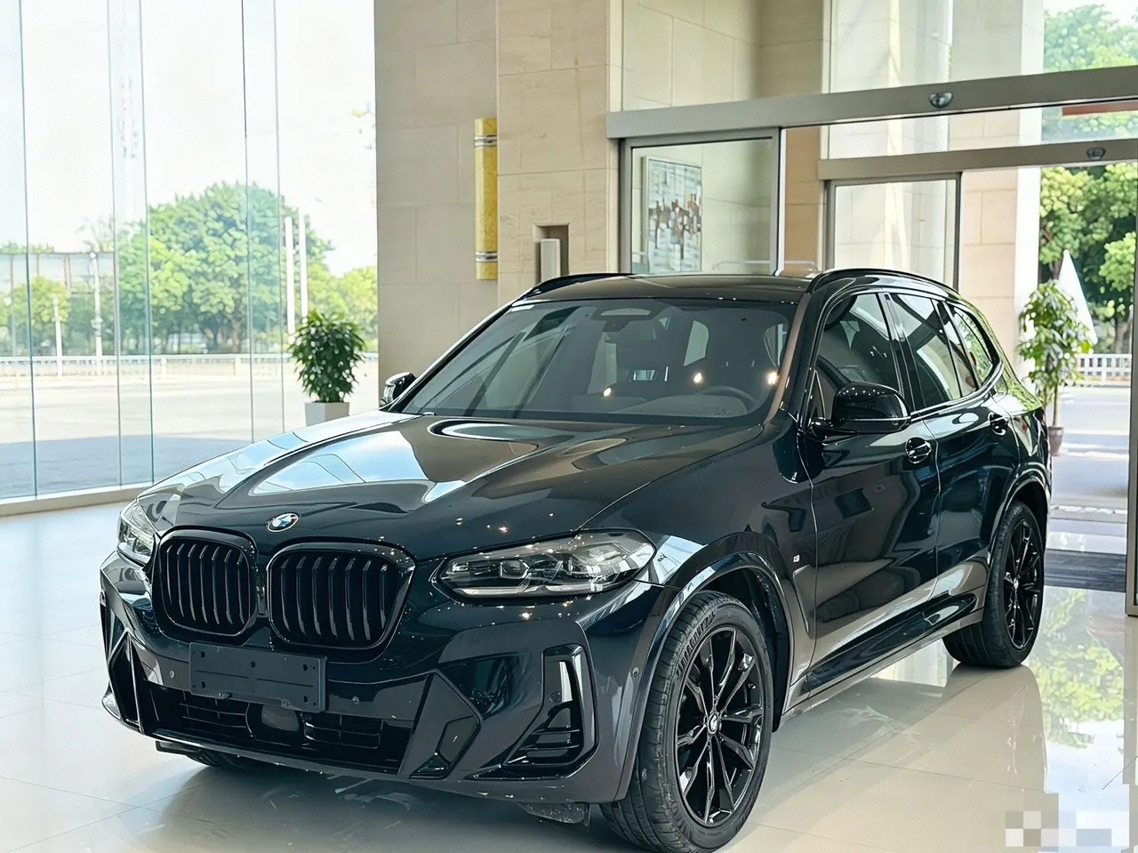 Открыть галерею: BMW 2023 X3 xDrive30i 2.0T exclusive M obsidian night set automatic gear