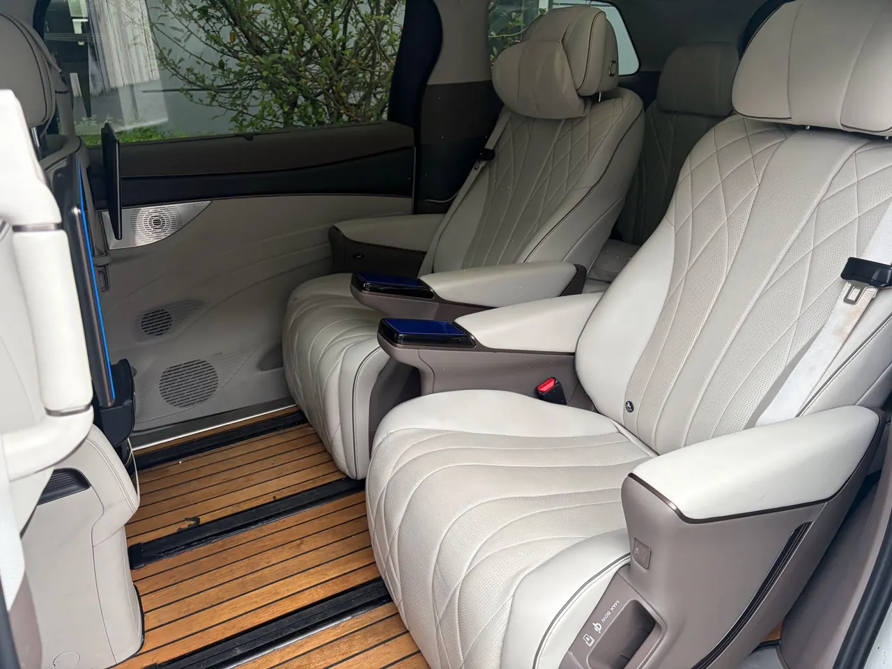 Denza 2022 Denza D9 DM-i 1.5T Stepless 970 Four-wheel Drive Honorable Automatic Gear 5