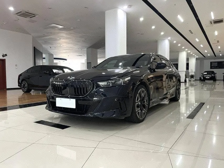 打开图片灯箱:BMW 5 series 2024 530Li 48V 2.0T exclusive m sports suit automatic gear