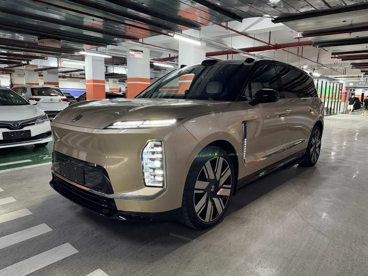 Открыть галерею: NIO 2026 ES 9 102kWh Administrative Island Signature Edition Automatic Gear