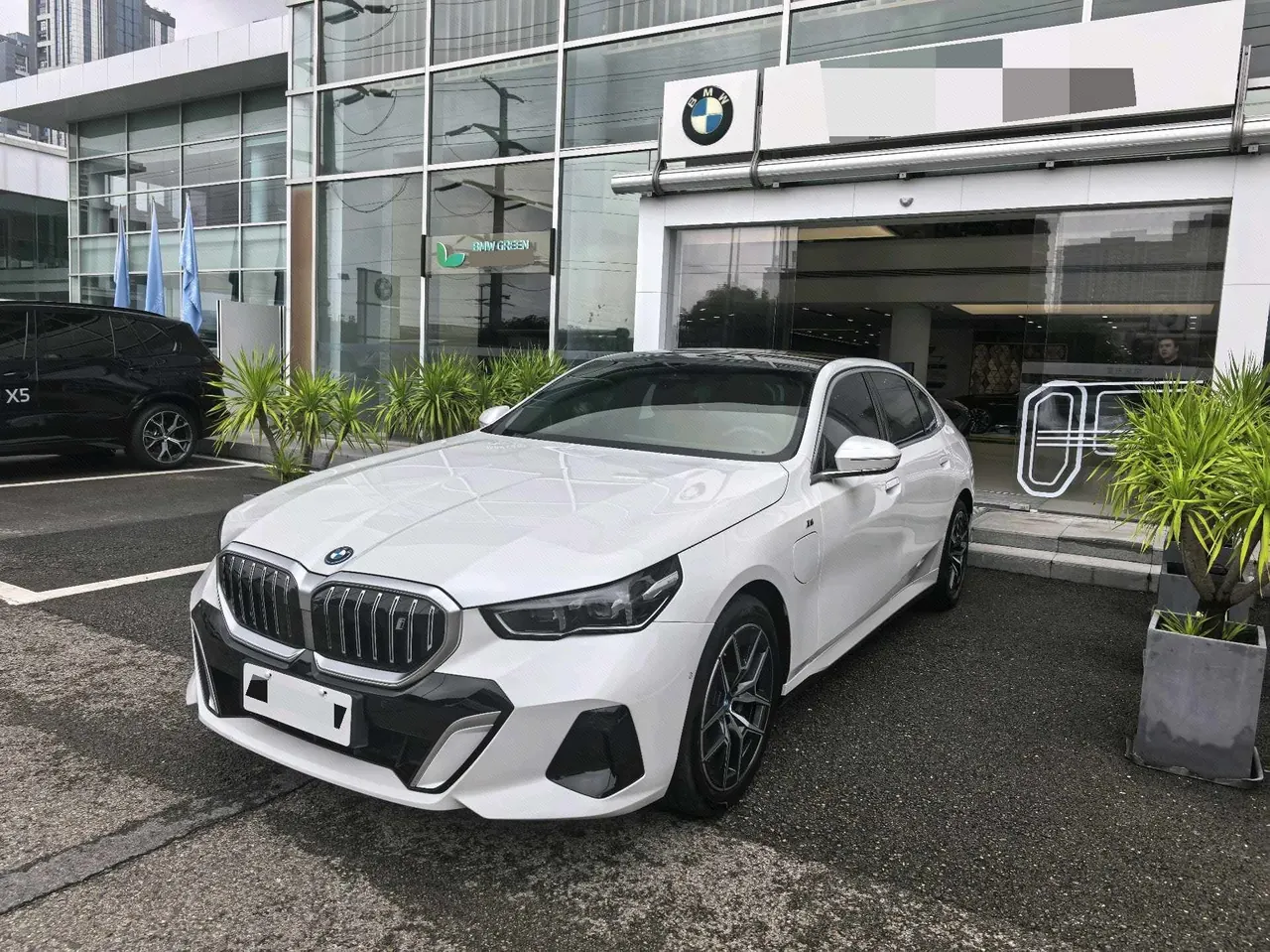Open image lightbox: BMW 2024 i5 eDrive 35L M sports suit automatic gear