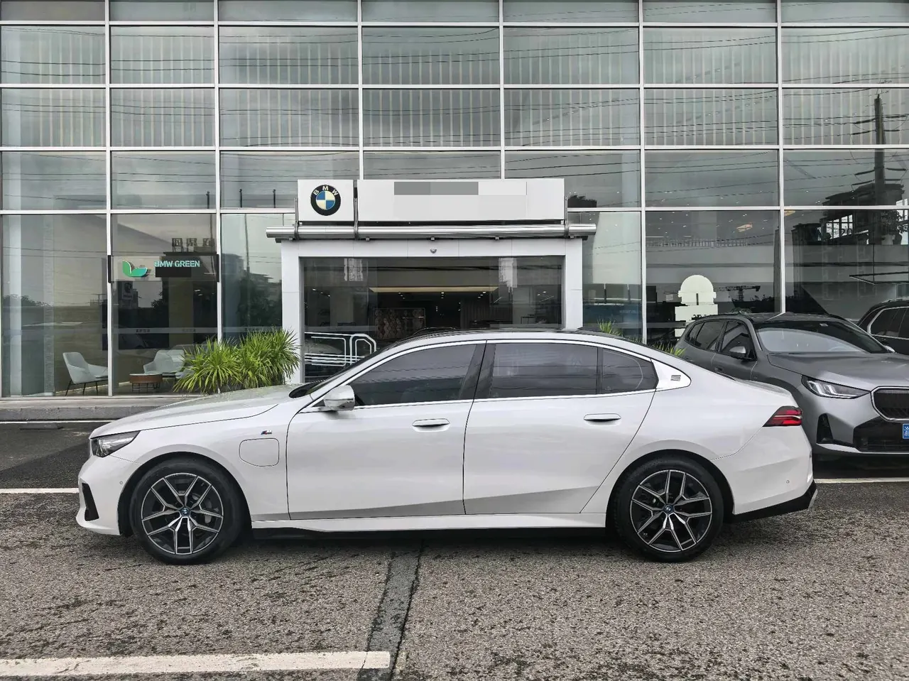 BMW 2024 i5 eDrive 35L M sports suit automatic gear 12