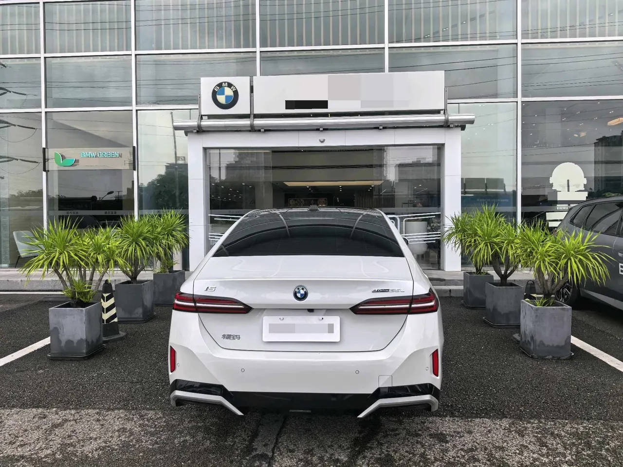 BMW 2024 i5 eDrive 35L M sports suit automatic gear 15