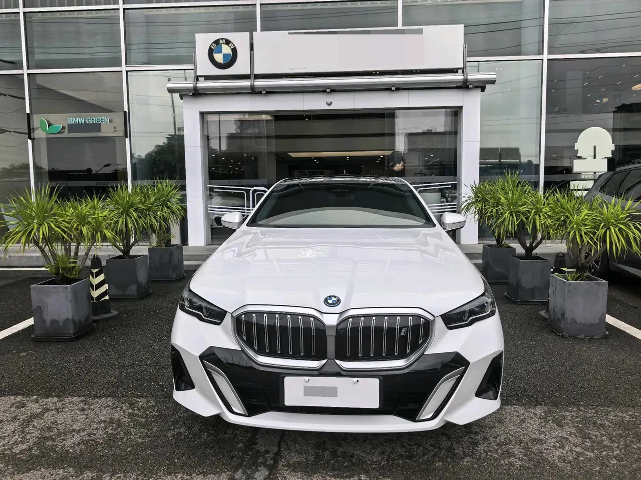 BMW 2024 i5 eDrive 35L M sports suit automatic gear 2