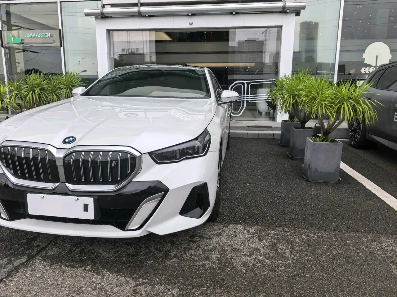 BMW 2024 i5 eDrive 35L M sports suit automatic gear 3