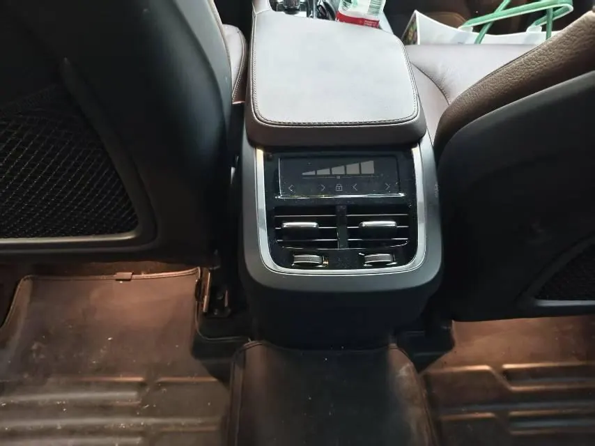Volvo XC90 (Imported) 2023 XC90 48V 2.0T B6 Zhiyi Deluxe Edition 7-seat Automatic Gear 9