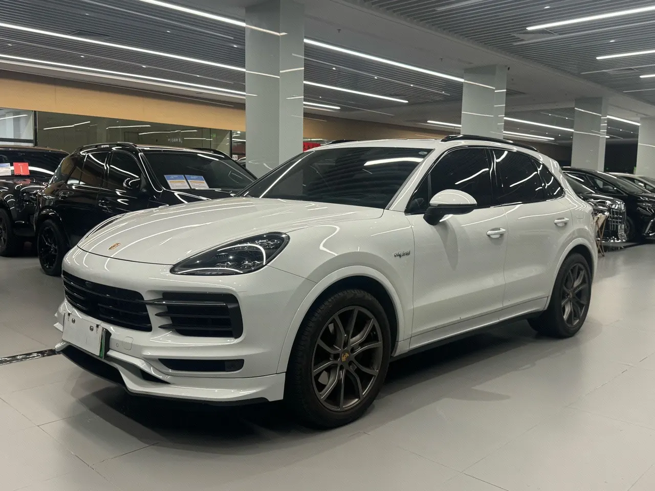 Porsche Cayenne New Energy (Imported) 2021 Cayenne Oil and Electric Hybrid 2.0T Automatic Gear - View 1