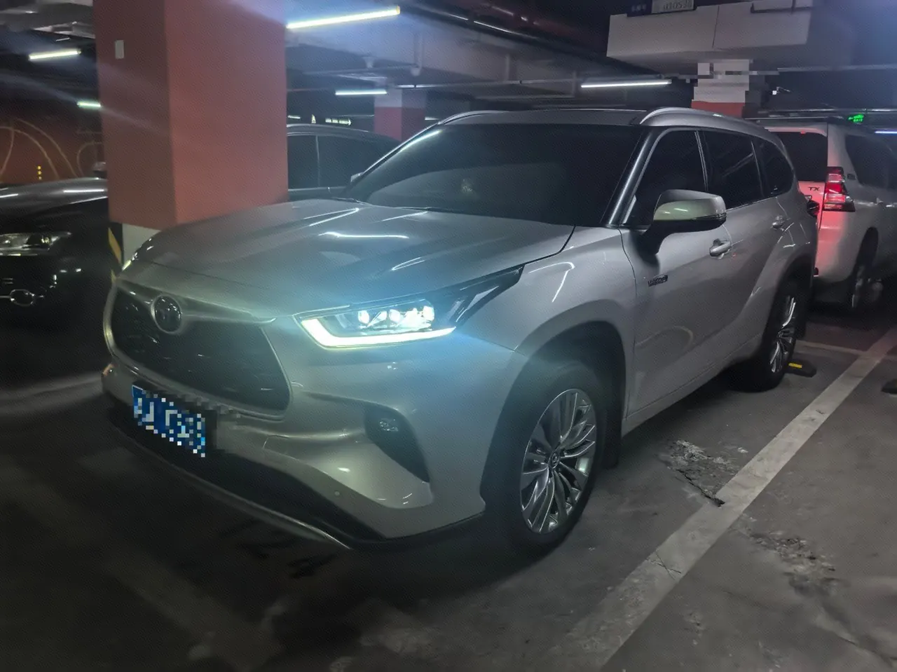Open image lightbox: Toyota 2022 Highlander Dual Engine 2.5 Stepless Four-wheel Drive Premium Edition 7-seat Automatic Gear