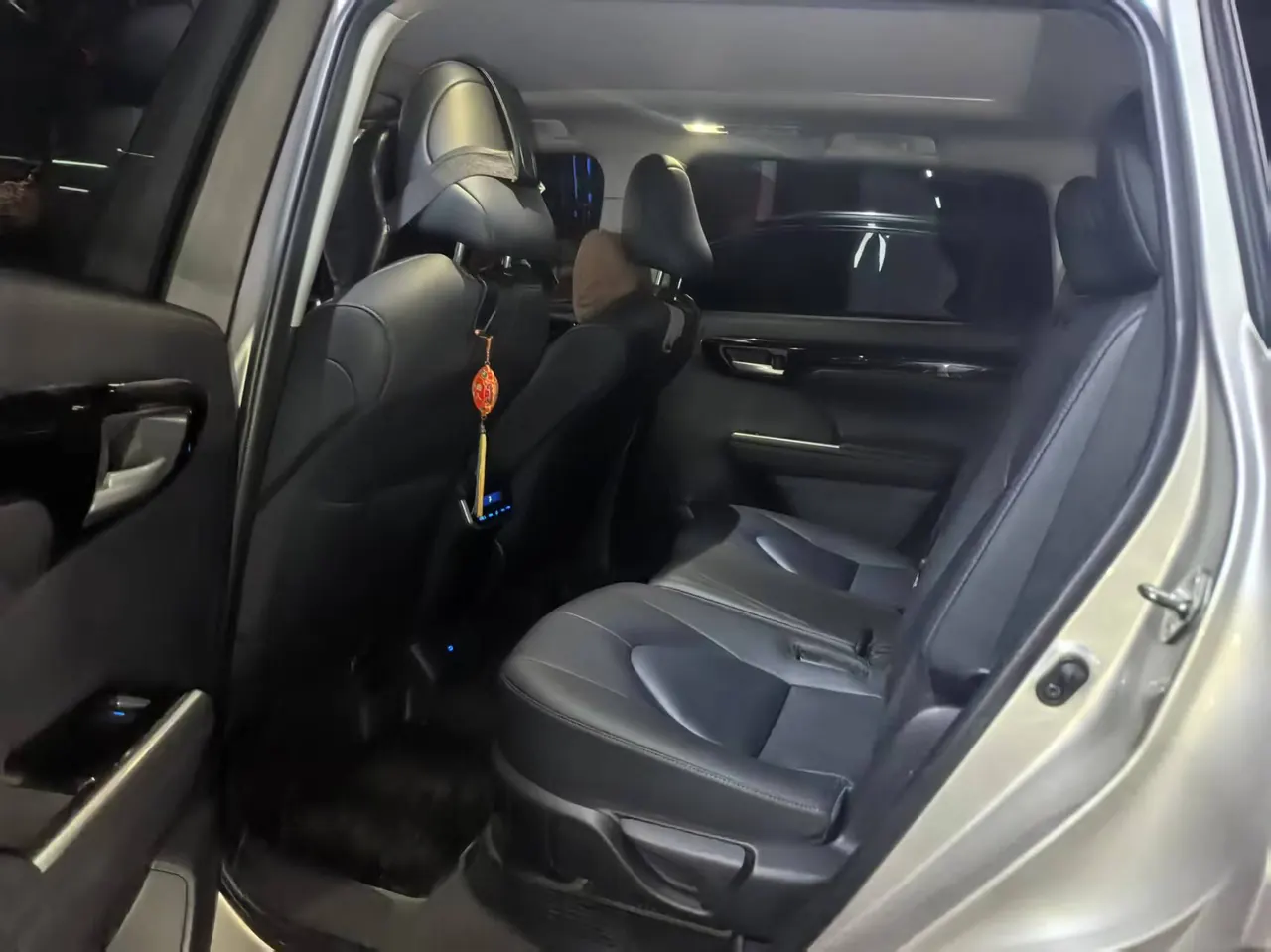 Toyota 2022 Highlander Dual Engine 2.5 Stepless Four-wheel Drive Premium Edition 7-seat Automatic Gear 2