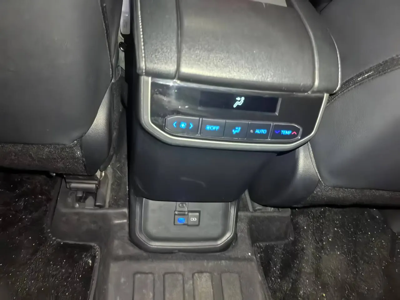 Toyota 2022 Highlander Dual Engine 2.5 Stepless Four-wheel Drive Premium Edition 7-seat Automatic Gear 4