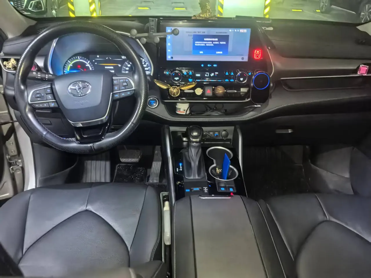 Toyota 2022 Highlander Dual Engine 2.5 Stepless Four-wheel Drive Premium Edition 7-seat Automatic Gear 5