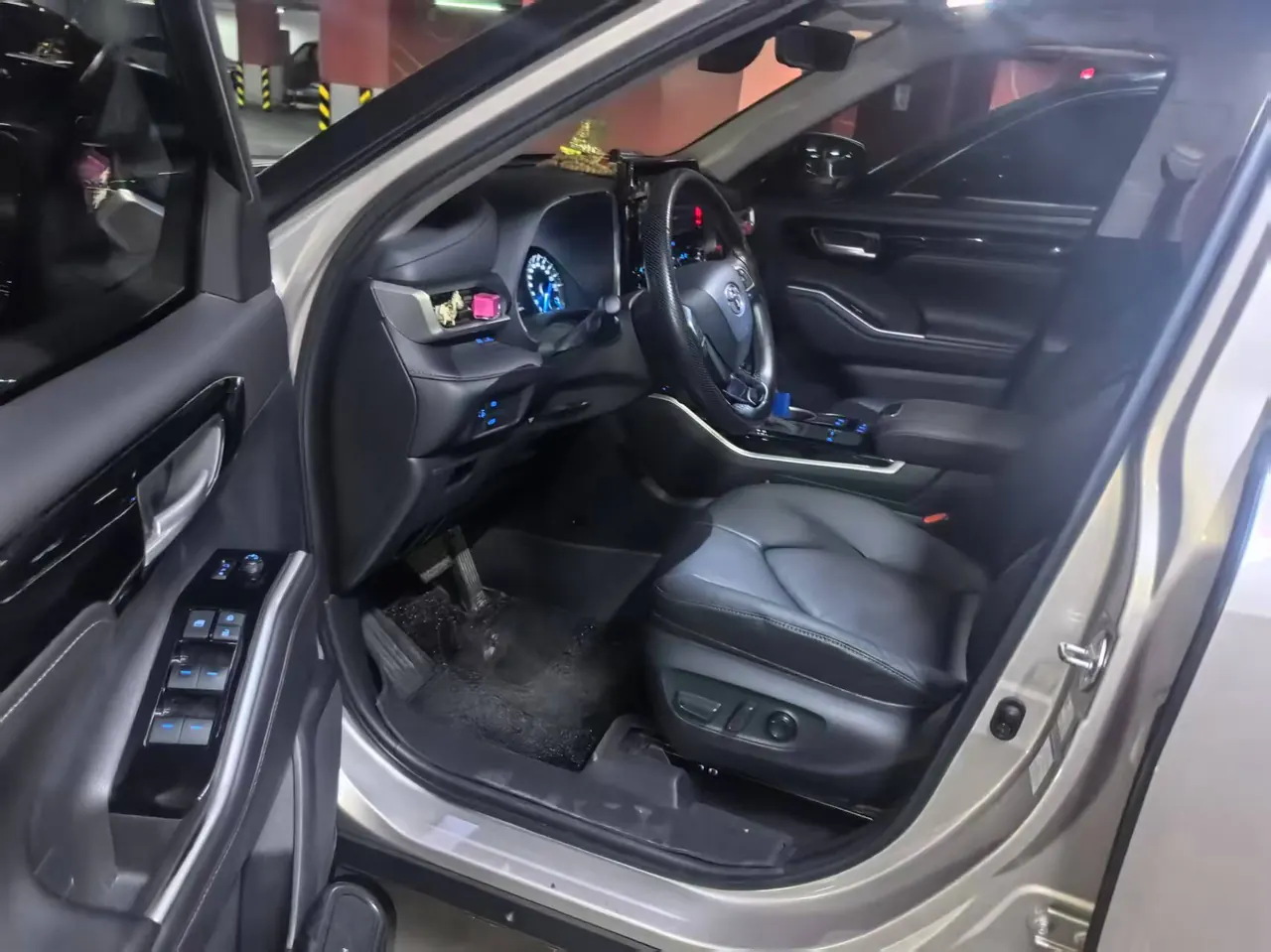Toyota 2022 Highlander Dual Engine 2.5 Stepless Four-wheel Drive Premium Edition 7-seat Automatic Gear 6