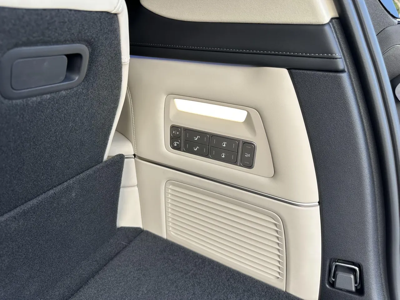NIO 2026 ES8 6‑Seater Executive Signature Edition Automatic Transmission 18