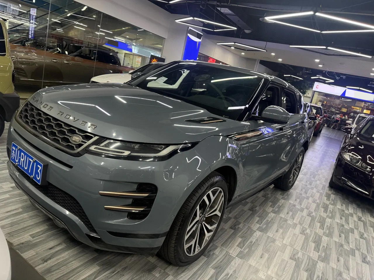 Open image lightbox: Land Rover 2021 evoque 48V 2.0T 249PS R-DYNAMIC s obsidian black sports version automatic gear
