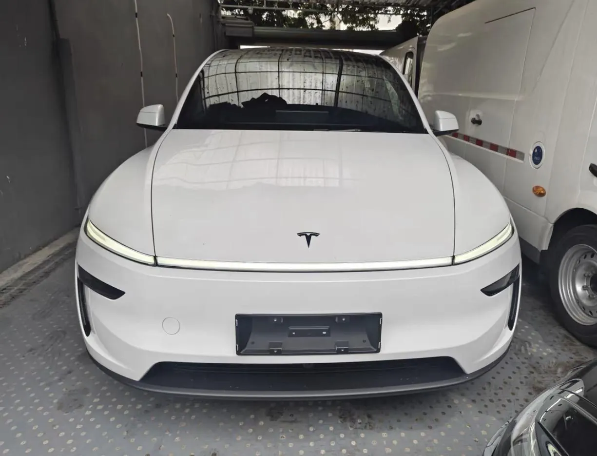 Tesla 2025 Model Y L Long Endurance All-Wheel Drive Automatic Transmission 3