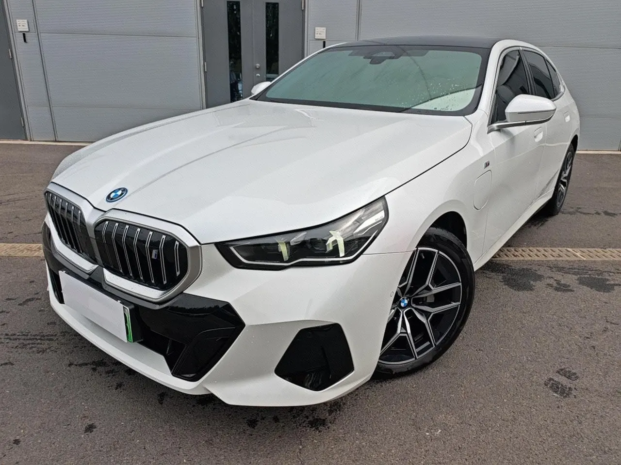 BMW 2025 i5 eDrive 35L M sports suit automatic gear - View 1
