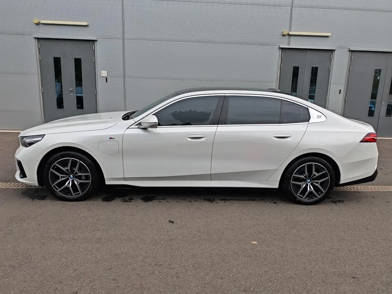 BMW 2025 i5 eDrive 35L M sports suit automatic gear 4