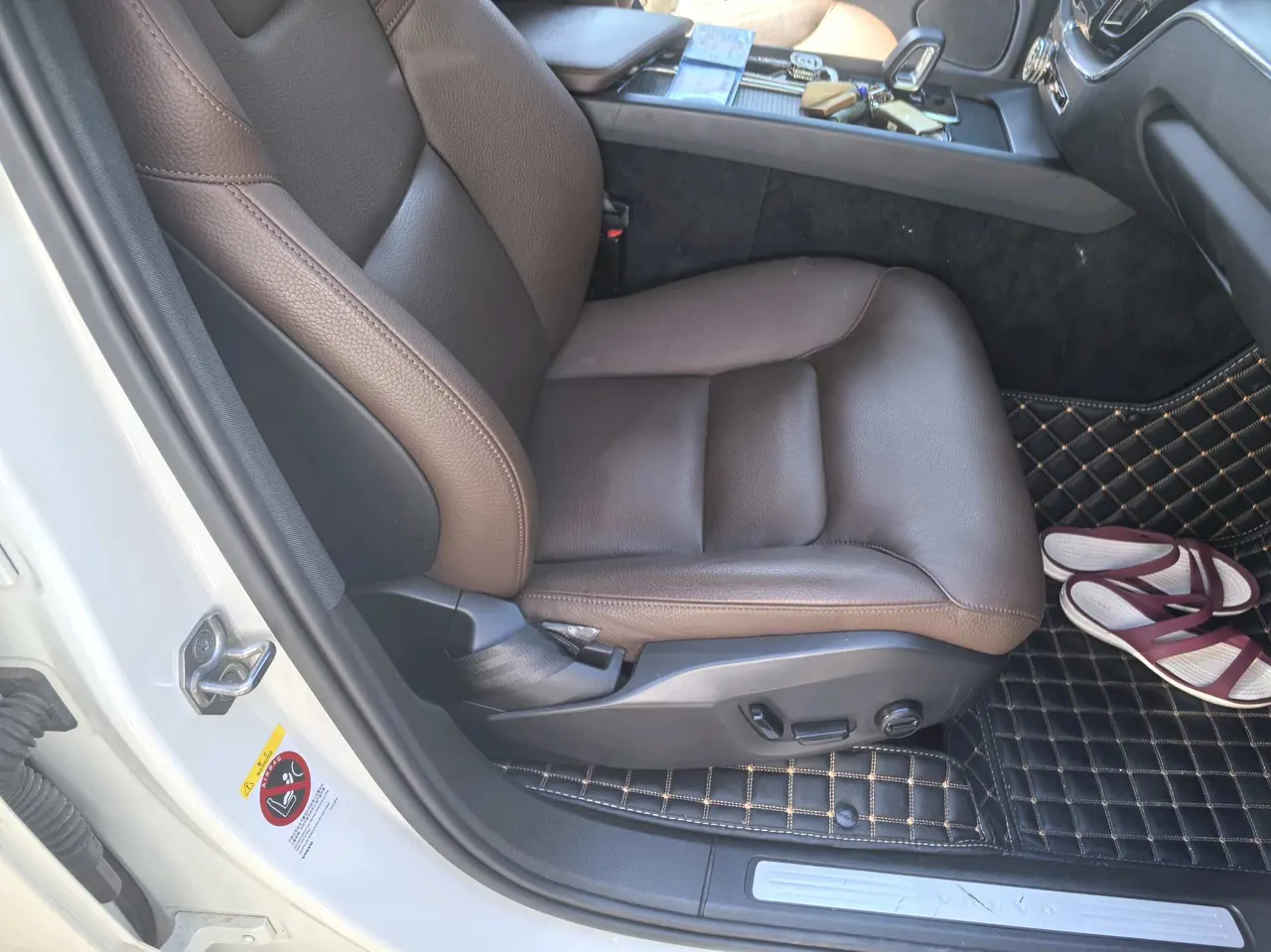 Volvo 2023 XC60 48V 2.0T B5 4-wheel-drive Zhiyi Deluxe Edition Automatic Gear 2
