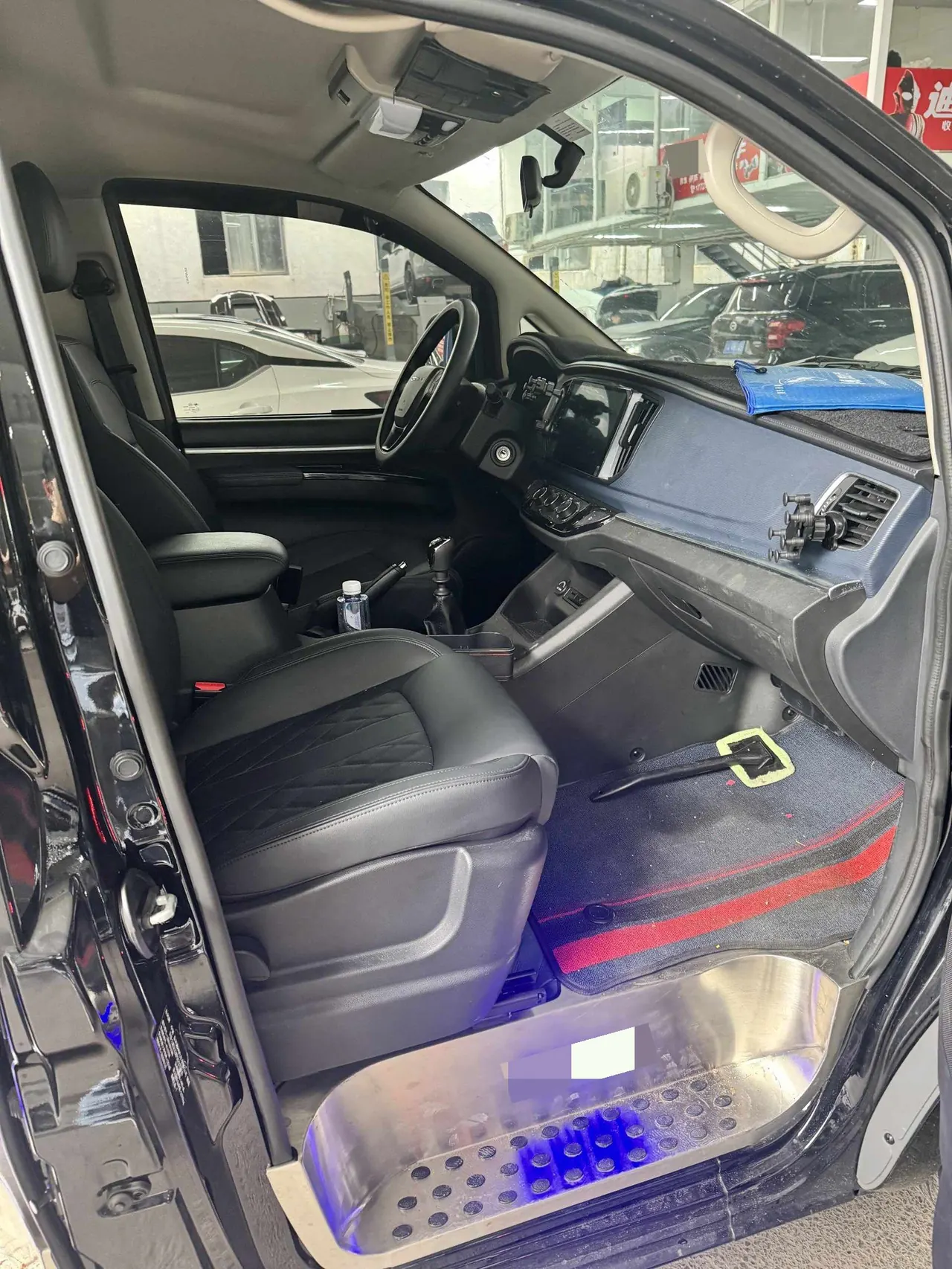 Forthing Lingzhi M5 2025 Lingzhi M5 1.5T Long Axis Luxury 7-seat Manual Gear 6