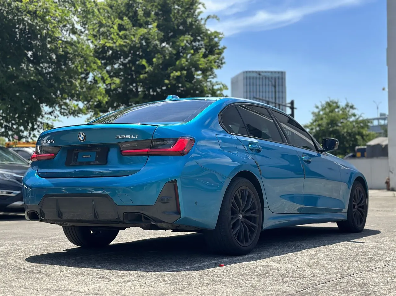 BMW 3 Series 2023 325Li 2.0T M Sports Obsidian Night Suit Automatic Gear 4