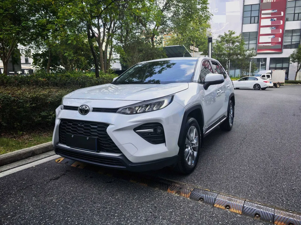Открыть галерею: Toyota 2023 Willanda 2.0 Stepless Two-Drive Luxury PLUS Edition Automatic Gear
